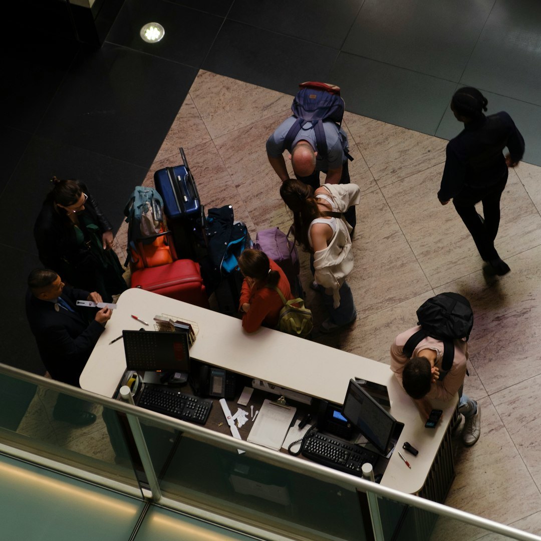 Equipo de desarrolladores mexicanos trabajando en una oficina moderna